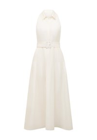 Vestido branco de alças, feito de um tecido com uma textura subtil, apresentando uma gola e um cinto largo com uma fivela quadrada na cintura.