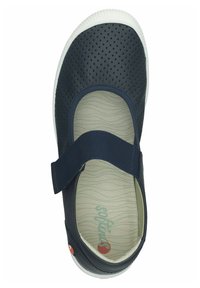 Granatowe, zakryte buty z perforowanym cholewką, elastycznym paskiem i białą podeszwą. Wnętrze posiada falistą teksturę.