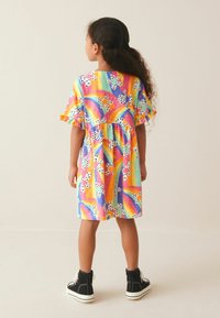 Next SHORT SLEEVE  REGULAR FIT - Džersio suknelė - pink blue green rainbow flower print