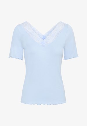 Lichtblauw kortmouwtop met een V-halslijn, voorzien van een kantafwerking en golvende randen bij de mouwen en op de zoom. Geribbelde textuur door het geheel.