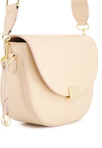 Beige Leder Umhängetasche mit einer geschwungenen Form, glatter Textur, goldfarbenen Hardware und einem Klappenverschluss mit einem rechteckigen Verschlussdetail.