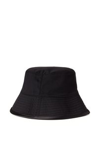 Černý klobouk s širokým kšiltem vyrobený z látky s hladkou strukturou. Má široký kšilt skloněný dolů a prošití po stranách.