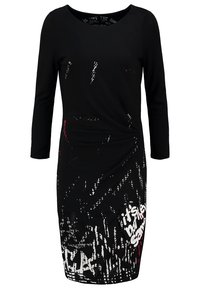 Robe noire jusqu'aux genoux avec manches aux trois quarts et texte style graffitti blanc, incluant la phrase "ce n'est pas la même."