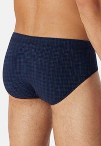 Marineblaue Schwimmshorts mit einem blauen Karomuster, ausgestattet mit einem nahtlosen Bund und glattem Stoff, der für Komfort und Passform konzipiert ist.