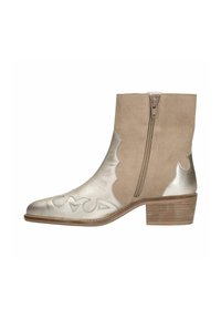 Stivaletto in suede beige con dettagli metallici argento, punta affusolata, ritagli decorativi e zip laterale; tacco in legno impilato.