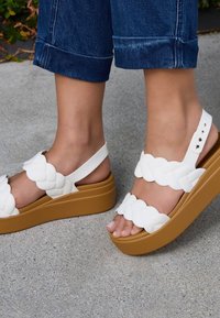 Crocs BROOKLYN WOVEN LOW WEDGE - Sandali - chalk