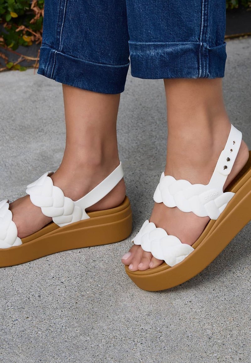 Crocs BROOKLYN WOVEN LOW WEDGE - Sandali - chalk