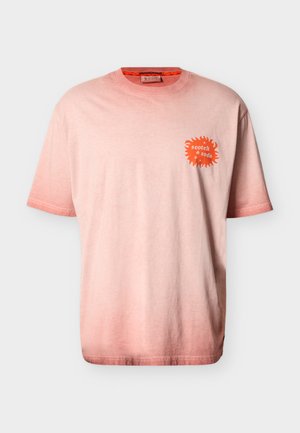 Hele roosa lühikeste varrukatega t-särk, millel on vasaku ülahaare väike oranž "scotch & soda" logo ja ümmargune kaelus.