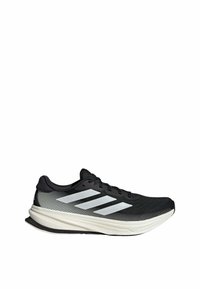 Chaussure de course noire avec une semelle intermédiaire blanche, tige en mesh présentant un motif dégradé, et trois rayures blanches sur le côté. Design à lacets, bout arrondi.