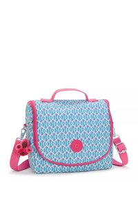 Farverig blå og pink taske med et geometrisk mønster, lynlåslukning, frontlåg, top-håndtag og justerbar skulderrem med charm-detalje.