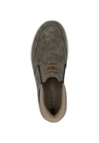 Chaussure à enfiler avec une tige en cuir gris texturé, des accents marron et un intérieur beige. Comprend un col rembourré et une semelle en caoutchouc.