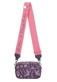 Rechteckige Umhängetasche aus strukturiertem lila Stoff mit Blumen- und Vogelmustern. Verfügt über einen rosa verstellbaren Gurt mit schwarzer Schrift.
