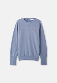 Pullover bleu deschis dintr-un material moale, având guler rotund, mâneci lungi cu manșete strânse și un mic logo roșu pe piept.