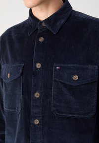 Tommy Hilfiger OVERSHIRT - Lichte jas - desert sky