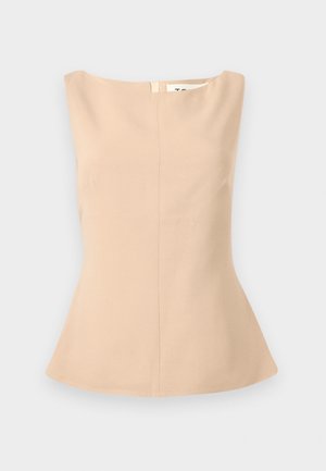 Beżowa damska bluzka bez rękawów z dekoltem typu łódka, dopasowaną talią i lekko rozkloszowanym dołem na jasnoszarym tle.