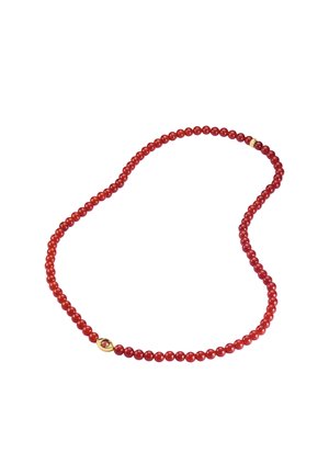 Rote Perlenkette mit runden Perlen und einem kleinen goldenen Verschluss mit rotem Stein, flach auf weißem Hintergrund ausgelegt.