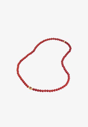 Rote Perlenkette mit runden Perlen und einem kleinen goldenen Verschluss mit rotem Stein, flach auf weißem Hintergrund ausgelegt.