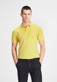 Jack & Jones JJEBASIC musztardowy