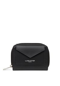 Portefeuille en cuir noir avec une finition texturée, fermeture zippée et rabat triangulaire. Présente un logo argenté sur le devant. Design compact.