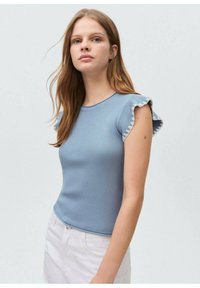 Top din tricot cu fâșii de culoare albastru deschis, cu mâneci scurte, volanțate. Are un guler rotund și o siluetă ajustată. Textura netedă, design casual.