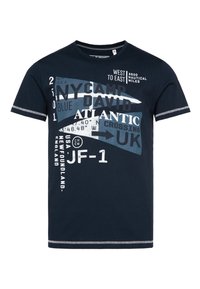 Camiseta de algodón azul marino con cuello redondo, que presenta texto gráfico en blanco y azul claro, así como símbolos náuticos en la parte frontal. Manga corta.