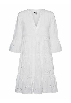 Hvid bomuldsdragt med V-hals, trekvart bellsærmer, lagdelt design, broderede udskæringer og en afslappet pasform.