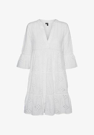 Valge puuvillane kleit V-kaelusega, kolme-neljandiku varrukatega, kihilise disainiga, tikanditega lõikeaukudega ja lõdva istuvusega.