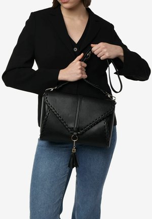 Zwarte leren handtas met een gevlochten detail, een klepsluiting en een afneembare schouderband. Heeft een kwastaccent en een gestructureerd ontwerp.