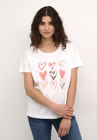 Cream AUDE - Trükipildiga T-särk - peachy painted hearts