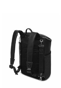 Černý batoh s texturovaným koženým exterior, síťovaným panelem, nastavitelnými popruhy, přední kapsou a stříbrnými kovovými doplňky.