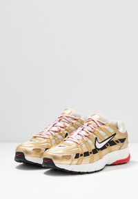 Nike Sportswear W NIKE P-3000 CNCPT - Sportcipő - light bone/summit white/metallic gold/university red/black