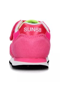 Scarpa sportiva rosa con tomaia in morbido camoscio, dettagli neon e suola bianca. Presenta una linguetta sul tallone con il marchio "SUN68."