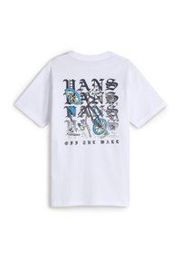 Vit kortärmad t-shirt med ett grafiskt mönster som inkluderar text och illustrationer av en cykel och ett skalle, i blå och svart tryck.