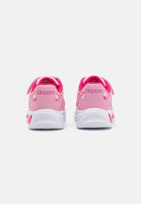 Roze tenisice za sport s teksturiranim dizajnom, s gornjim dijelom u svijetlo roza boji, bijelim potplatom i Kappa logotipom u roza boji. Akcenti uključuju čičak traku.
