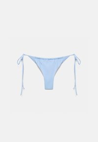 Bas de bikini bleu clair avec liens côtés, devant froncé et couvrance modérée, présenté à plat sur fond blanc.