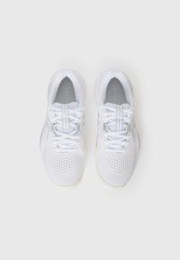 Hvide sportssko med en glat læder- og mesh-overdel, perforerede detaljer, flade snørebånd og en subtil grå Asics-logo på siderne.