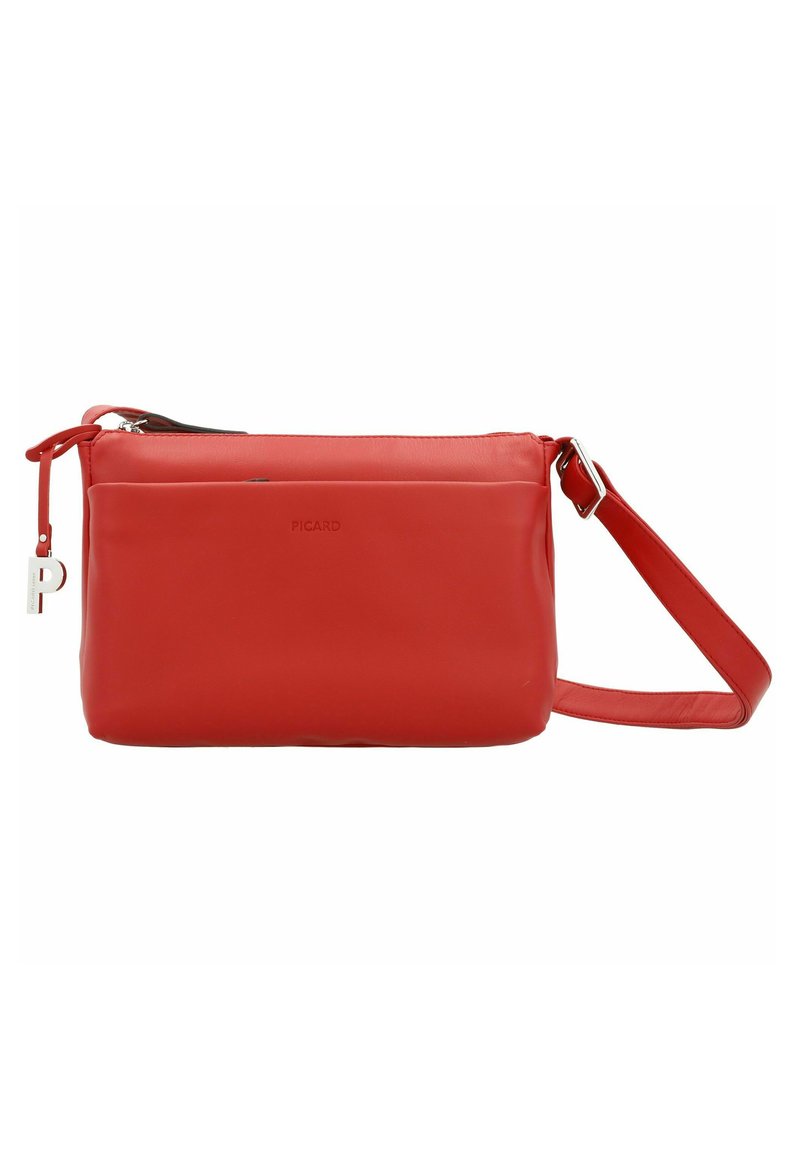 Borsa a tracolla rossa in pelle con chiusura a zip, tracolla regolabile e logo impresso. Texture liscia con forma rettangolare e design minimalista.
