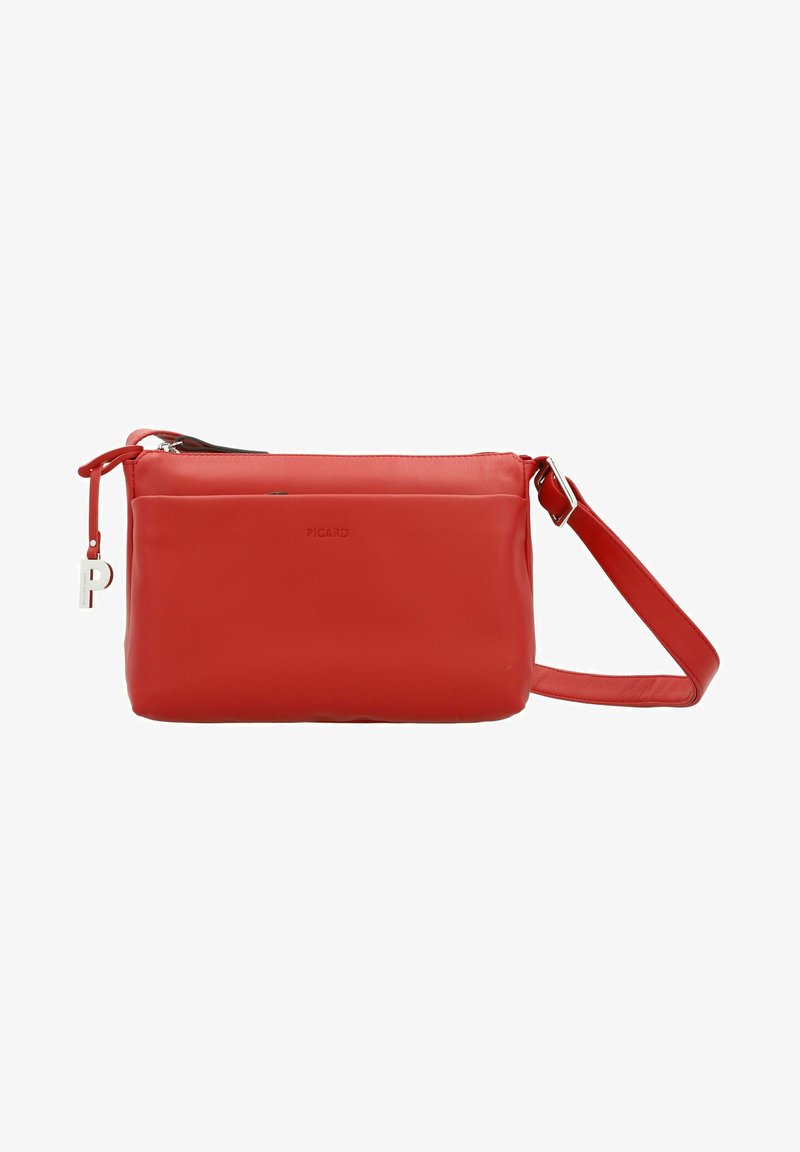 Bolso cruzado de cuero rojo con cierre de cremallera, correa ajustable y logo grabado. Textura suave con forma rectangular y diseño minimalista.