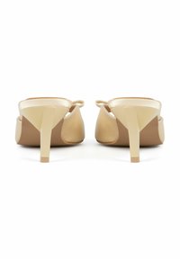 Beige High Heels mit einer glatten Lederoberfläche. Sie haben ein elegantes Design, eine offene Rückseite, geschwungene Riemen und einen schlanken hohen Absatz.