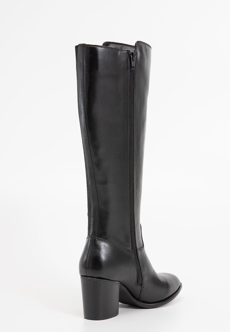 Schwarze Lederstiefel bis zum Knie mit glatter Oberfläche, runder Spitze und einem stabilen Absatz. Verfügt über einen seitlichen Reißverschluss für einfaches An- und Ausziehen.