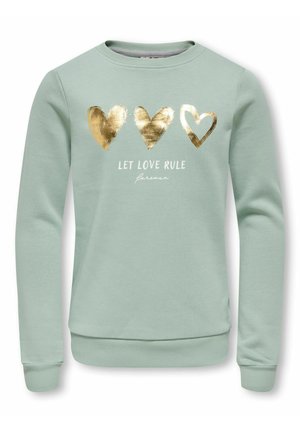 Sweat-shirt vert clair à manches longues avec trois cœurs dorés au-dessus du texte « LET LOVE RULE forever » centré sur le devant.