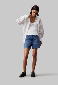 Calvin Klein Jeans MOM - Jeansshorts - denim medium
