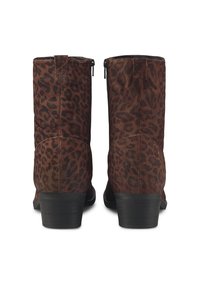 Botines de ante de estampado de leopardo marrón con cierre de cremallera y un bajo tacón negro. Presentan una textura suave y un diseño de punta redonda.