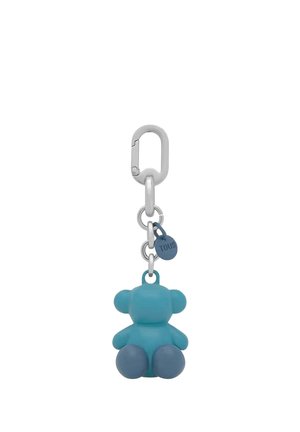 Llavero con cierre de plata con charm de osito azul y pequeña placa oval grabada con "TOUS", unido por anillas metálicas.