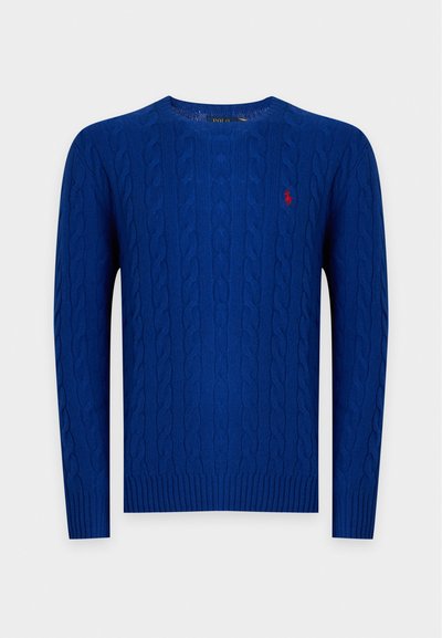 Pull bleu à manches longues en maille torsadée, col rond et petit logo rouge brodé sur la poitrine gauche.