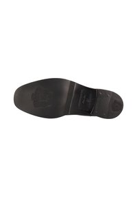 Suela de zapato de cuero, color negro, perfil plano, punta ligeramente curvada, superficie texturizada, logo en relieve cerca del tacón y acentos de pins metálicos.