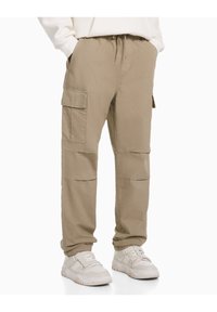 Khaki cargo kalhoty s páskem na stažení, několika bočními kapsami a volným střihem. Vyrobeno z lehké tkaniny, poskytující neformální design.