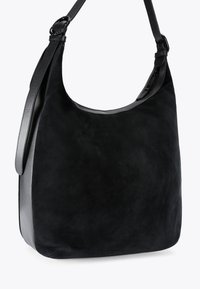 Borsa a spalla in suede nero con dettagli in pelle liscia, dalla forma curvata e con tracolla regolabile. Presenta un'apertura superiore per un facile accesso.