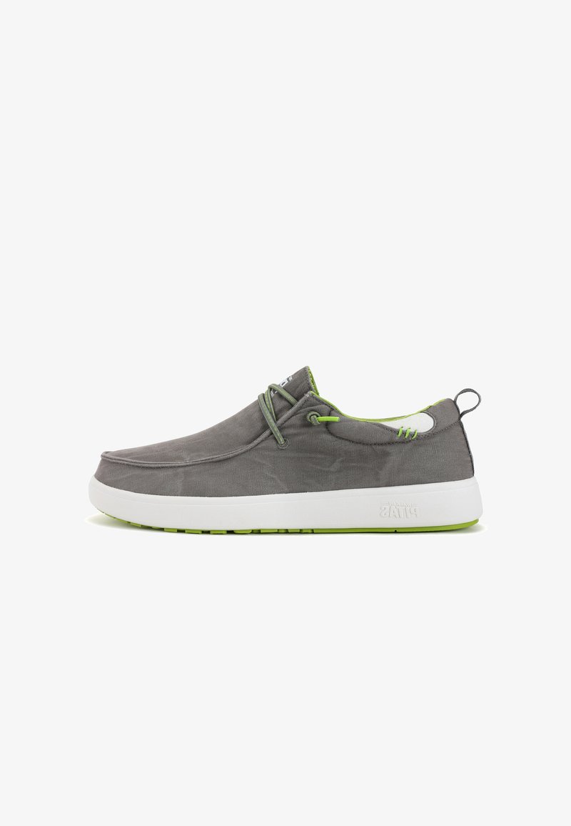 Chaussure slip-on en tissu gris avec des accents vert lime, bout arrondi et semelle en caoutchouc blanche. Présente un laçage décoratif et une languette à l'arrière.