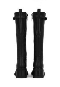 Botas de cuero negro hasta la rodilla con suela texturizada, cremalleras dobles en los laterales y detalles de correa. Acabado suave y tacón reforzado para mayor soporte.